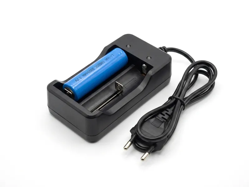 Dual-bay 18650 lithium-ion charger with one cell in a bay