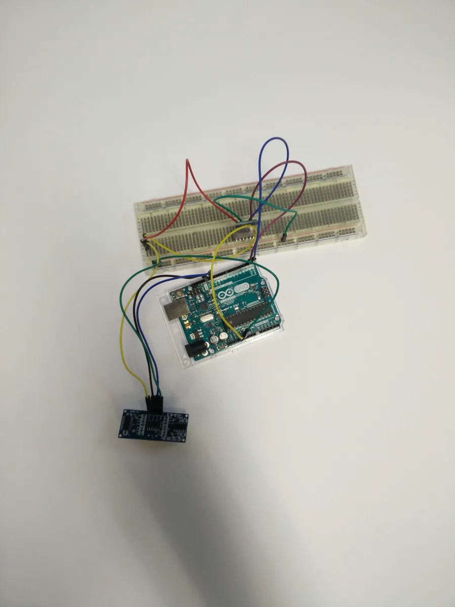 HC-05 Bluetooth module wired to an Arduino Uno on a breadboard