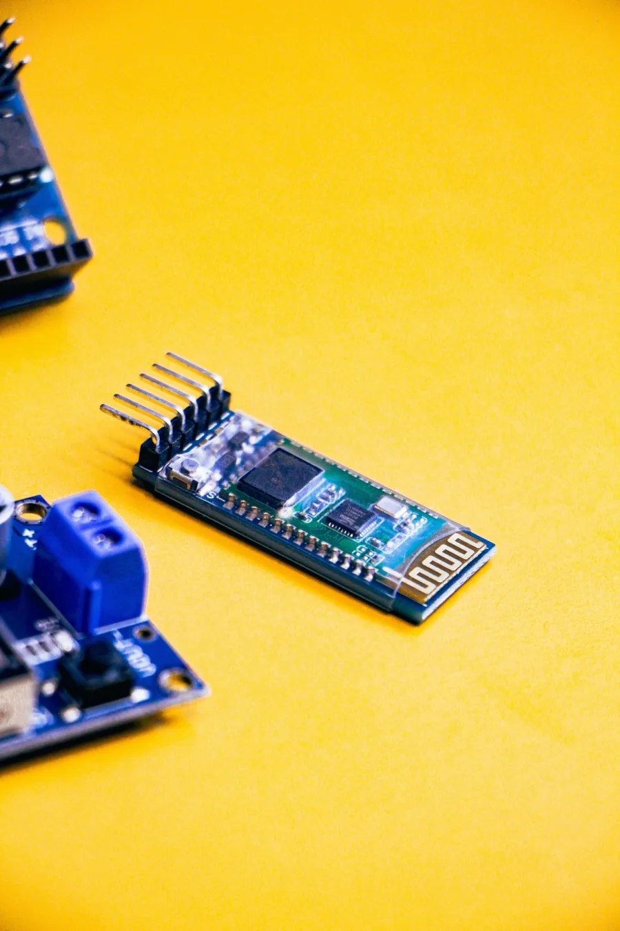 HC-05-type Bluetooth serial module, close-up (6 pins, EN button, blue ZS-040-style backplane)
